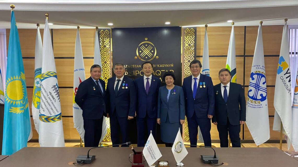 Накануне празднования 30-летия Дня Независимости Республики Казахстан ряду представителей профсоюза «Қызмет» вручены государственные награды и юбилейные медали