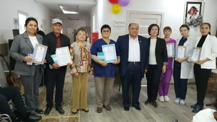 Әлеуметтік қызметкерлер мен қызмет алушылар марапатталды