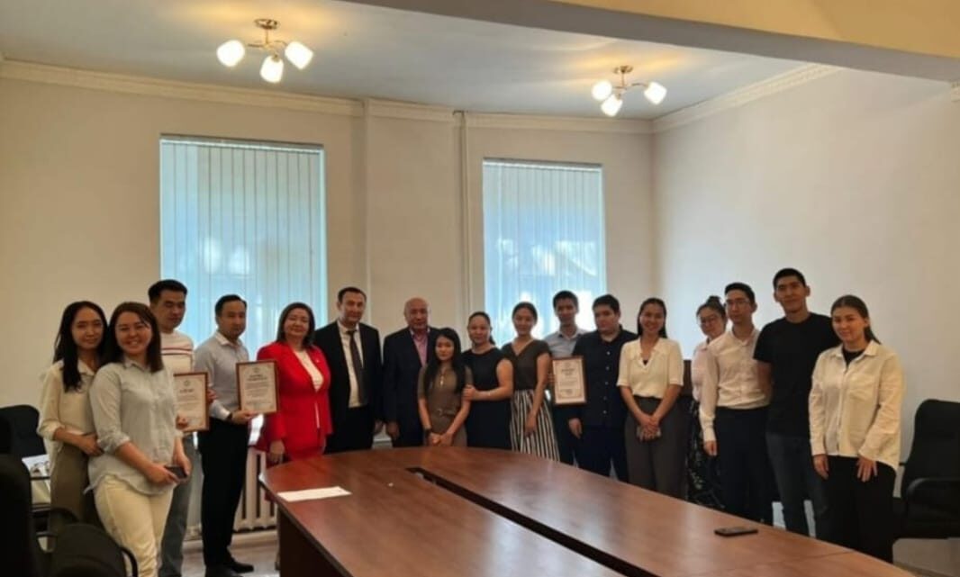 Барлық мемлекеттік қызметшілерге