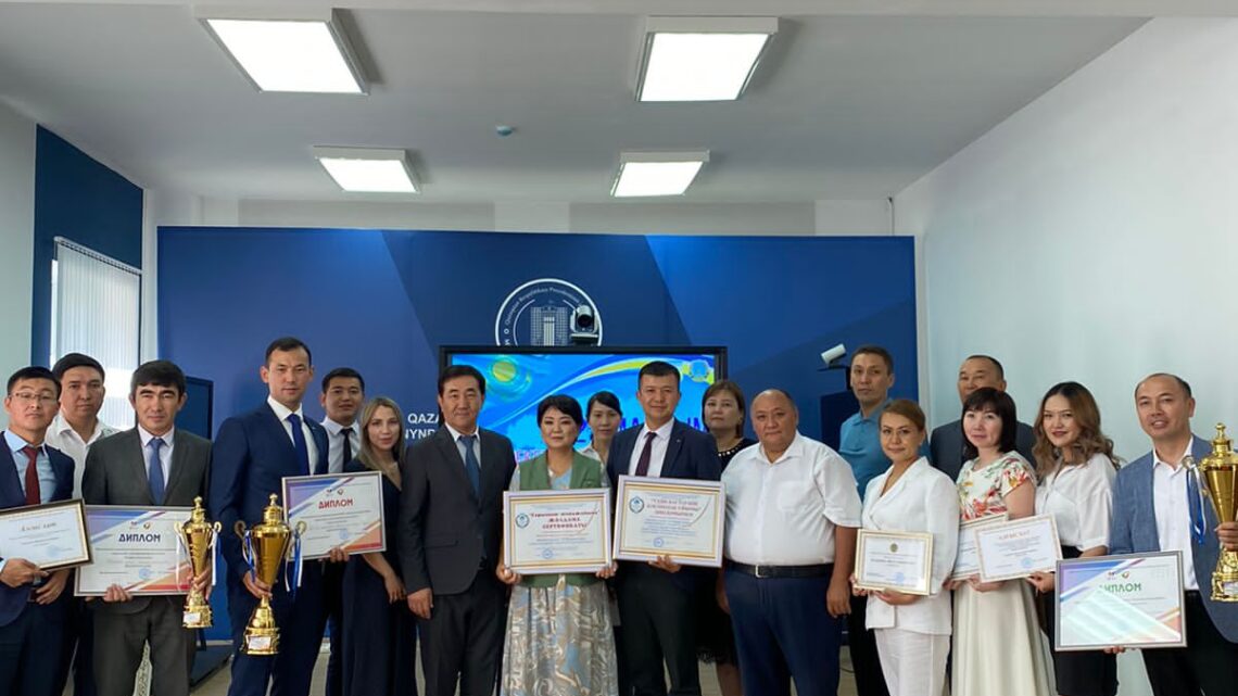 Үздік мемлекеттік қызметшілер марапатталды
