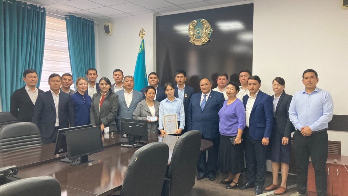 Абай ауданы әкімдігінің қызметкерлеріне марапаттар табысталды