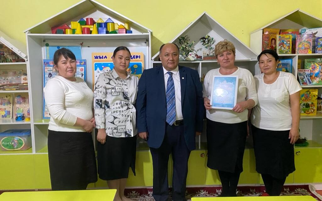 Балабақша тәрбиешісіне құрмет көрсетілді
