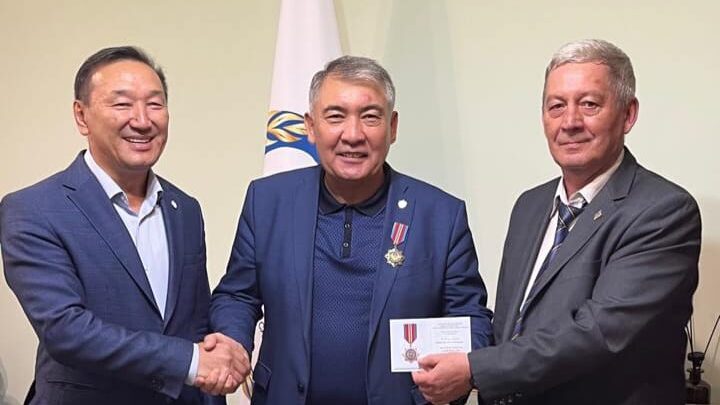 Атакозы Нурланов награжден медалью «Ардагерлер қоғамына қосқан үлесі үшін»
