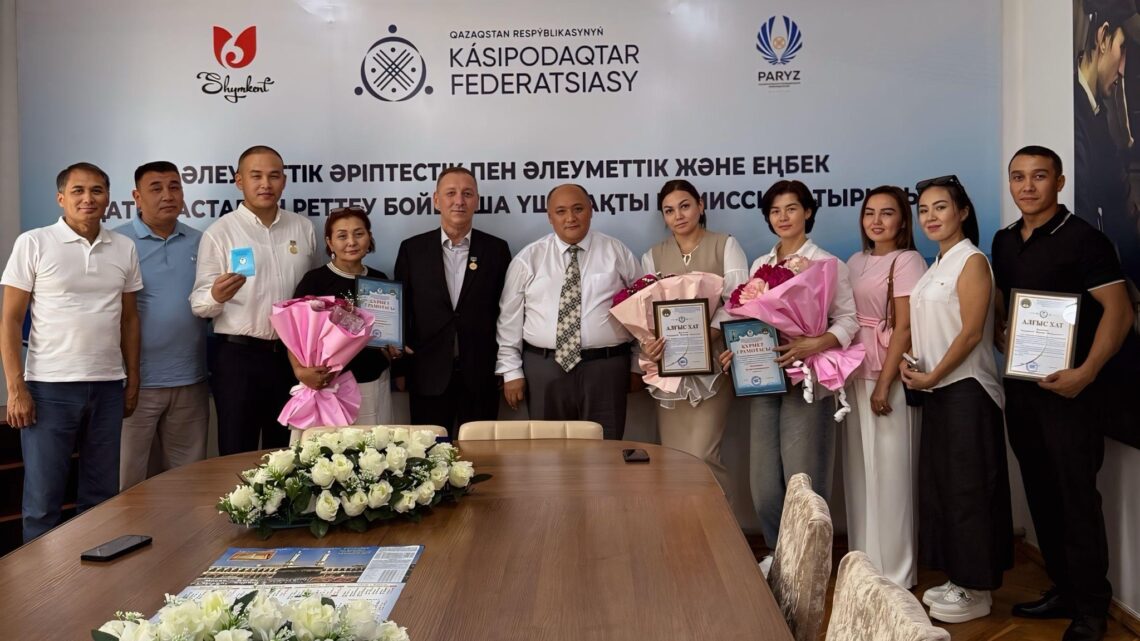 «Шымкент – Цирктің» қызметкерлеріне құрмет көрсетілді
