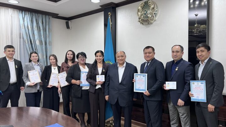 Қала әкімі аппаратының қызметкерлері марапатталды