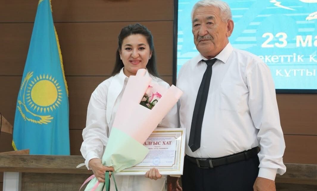 Сарыағаш ауданында кәсіподақ қолдауымен үздік мемлекеттік қызметшілер марапатталды