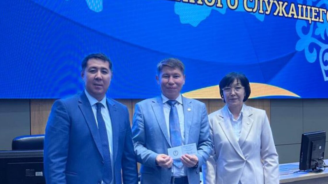 ҚР Мемлекеттік қызметші күніне орай Түркістан облысы әкімдігі аппаратының қызметкерлері марапатталды